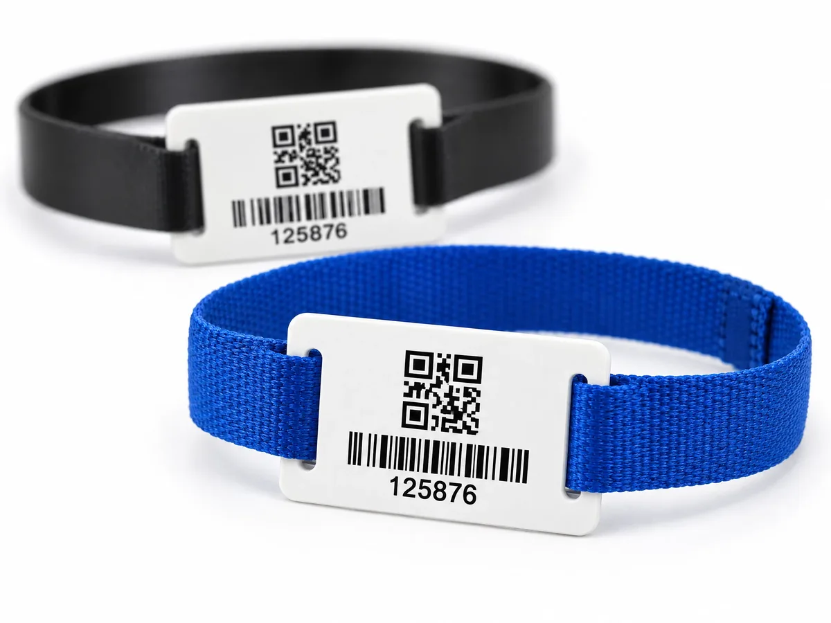 Tag sintética branca com código de barras e QR Code aplicada em pulseira de tecido